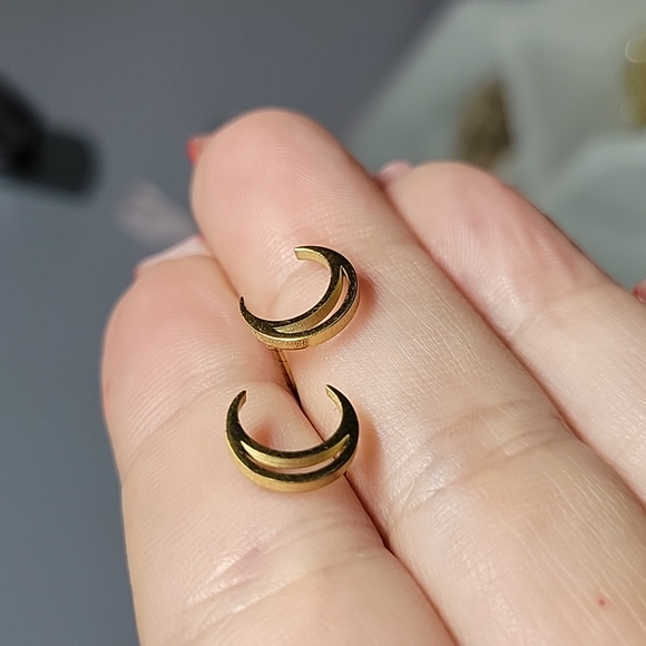 🔥LAST PAIR🔥 Dainty Crescent Moon Stud Earrings unisex - Picture 5 of 6